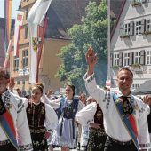 Beim Heimattag in Dinkelsbühl: Siebenbürger Sachsen marschieren mit Verstärkung aus dem Rathaus im Festzug mit