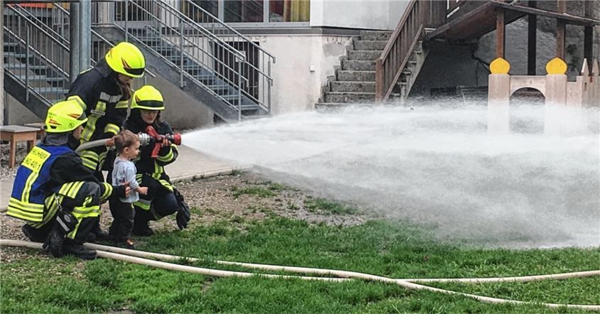 OVB Heimatzeitungen | Kinder dürfen bei Feuerwehrübung dabei sein