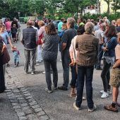 Knapp 200 Bürger protestieren gegen Krematoriumsbau