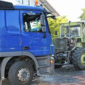 Lastwagen übersieht beim Abbiegen Traktor