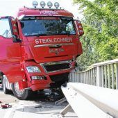 Auf der Innbrücke: Lastwagen kollidiert mit Pkw