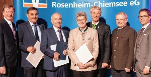 Abschied mit Auszeichnung: Vorstandsvorsitzender Hubert Kamml (links), Dr. Jürgen Gros, Präsident des Genossenschaftsverbands (rechts) und Aufsichtsratvorsitzender Prof. Dr. Josef Stadler (Zweiter von rechts) ehrten die scheidenden Aufsichtsratmitglieder (von links) Günther Tarantik, Helmut Kolb, Josef König und Felix Schwaller. Foto Richard Egger
