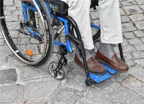 Achtung Gefahr: Immer wieder bleiben die Reifen vom Rollstuhl in den breiten Fugen stecken. Foto Schlecker