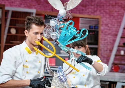 Alles aus Zucker: Tamara Seidenglanz und Max Wittl arbeiten an ihrem Sieger-Schaustück. Fotos Sat1/Claudius Pflug