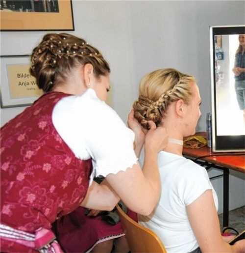 Alles muss passen, um authentisch zu sein: Conny Weinzierl (links) zeigt Tracht-Hochsteckfrisuren.