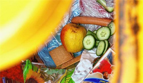 Am Ende landen zu viele Lebensmittel in der Tonne. In Deutschland sind es rund 13 Millionen Tonnen jedes Jahr.Foto  Frank May/dpa