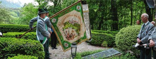 Am Grab des Barons senken die Trachtler die Fahne auch für die verstorbenen Vereinsmitglieder. Foto rehberg