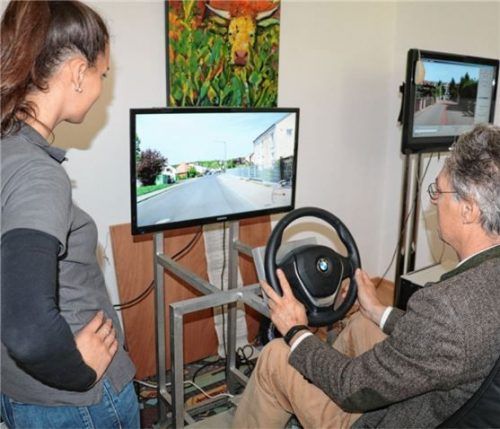 Am Steuer des Fahrsimulators der Verkehrswacht Rosenheim konnten die Besucher, wie hier Bürgermeister Peter Solnar, ihr fahrerisches Können testen. Foto Rehberg