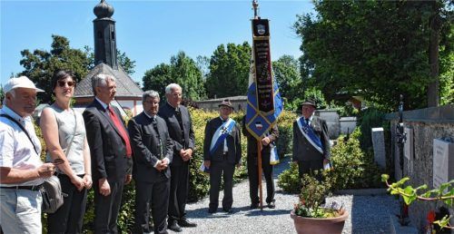An der Gedenkplatte für den 1944 verstorbenen Kriegsgefangenen Danilo Rudenko im Flintsbacher Friedhof. Von links ehren Journalist Viktor Fishman (Schlüsselperson bei den erfolgreichen Nachforschungen), die ukrainische Konsulin Iryna Shum, der ukrainische Generalkonsul Yuriy Yarmilko, Flintsbachs Bürgermeister Stefan Lederwascher, Oberst a.D. Manfred Benkel sowie die Fahnenabordnung der Krieger- und Reservistenkameradschaft Flintsbach den Kriegsgefangenen Danilo Rudenko Degerndorf.Foto Weiß