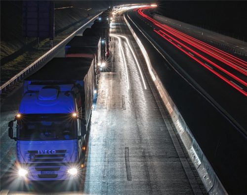 An der Grenze zu Österreich sorgen Blockabfertigungen für kilometerlange Staus und für Ärger. Foto dpa