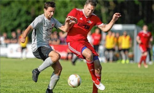 Aschaus Pascal Hohndorf (links) zieht zum 1:1-Ausgleich ab, den Johann Wolferstetter nicht verhindern kann.Foto Weitz