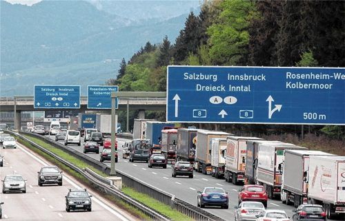 Auch heute und morgen werden sich aufgrund der Lkw-Blockabfertigung auf der A93 sowie der A8 auf der linken Spur Richtung Süden wohl ein Lkw an den anderen reihen. Foto dpa
