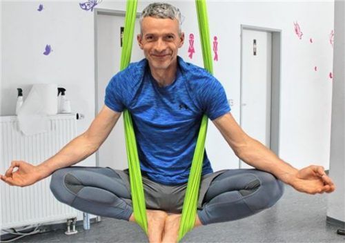 Auch Männer können sich einfach mal hängen lassen: Axel Baumann in der Position „Schmetterling“, einer von 180 Übungen.