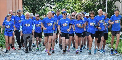 Auf die Plätze, fertig, los: Die 25 Läufer vom PTSV Rosenheim veranstalten einen Staffellauf ins 400 Kilometer entfernte Lazise. Der Startschuss ist gestern Abend vor dem Rosenheimer Rathaus gefallen. Mittendrin: der Zweite Bürgermeister der Stadt Anton Heindl. Foto Schlecker