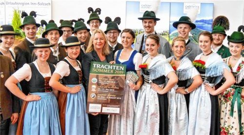 Auf in den Trachtensommer 2019! Bereits im Februar machten Andrea Streiter (Mitte links) vom Inn-Salzach-Verband, Stephanie Vorleitner (Mitte rechts) vom Tourismusverband Chiemsee-Alpenland und zahlreiche Mitglieder der gastgebenden Vereine auf der Messe Free in München Werbung für den heurigen Trachtensommer.Foto  Hötzelsperger
