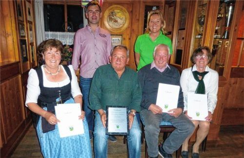 Ausgezeichnet:  Die beiden Vorsitzenden des Vereins Maria Gehrlein-Holzmaier und Michael Kink (stehend) ehren die verdienten Mitglieder Maria Ganserer, Josch Schmeisl, Nikolaus Fenis und Anni Prankl (von links).Foto re