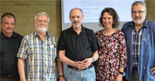 Ausgezeichnet (von links): Andreas Gruber, Helmut Brunnauer, Walter Schleich, Petra Langbauer, stellvertretend für Barbara Reschberger, und Franz Reibl wurden für ihre besonderen Verdienste im Sport geehrt. Foto Erlich