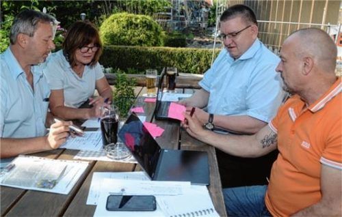 Auslosung der Relegationsspiele: Jugendspielleiter Dietmar Schwarz, Kreisvorsitzende Carmen-Jutta Gardill, OVB-Mitarbeiter Alexander Hübner und Gruppenspielleiter Inn, Reinhard Klötzler (von links).Foto Ruprecht