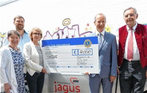 AWO-Kreisvorsitzende Klara Maria Seeberger (von links), Einrichtungsleiter Markus Lutz und Margit Buchmaier (Vorsitzende des JAGUS-Fördervereins) freuten sich über die Spende des Lions Clubs, die Schatzmeister Michael Höcker und Präsident Ludwig Ecker übergaben.Foto  bachmaier