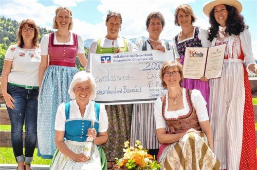 „Bauernland & Bauersleut“ bekamen den Sachrang-Preis 2019. Darüber freuten sich (von links) Doris Schubert, Monika Pfaffinger, Regina Schlemer (kniend), Christine Pfaffinger, Elisabeth Aringer, Kathrin Thaurer (kniend), Christine Danner und Hedy Hoesch. Foto Havel