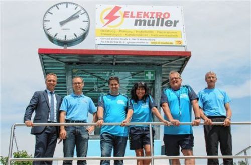 Bei der Spendenübergabe: Bürgermeister Robert Pötzsch, Peter Müller, Ronald Schelle, Martina Arnusch-Haselwarter, Jürgen Zabelt und Bademeister Michael Spierling. Foto re