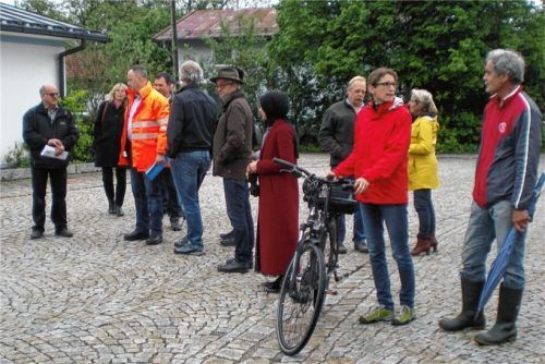 Bei einer Ortsbegehung nahmen Projektplaner, Bürgermeister, Gemeinderäte und Verwaltungsmitarbeiter die Schulwegsicherheit unter die Lupe. Foto Ammelburger