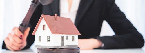 Bei einer Zwangsversteigerung kann man ein gutes Geschäft machen – man muss aber einiges beachten, damit aus dem Schnäppchen keine Kostenfalle wird. Foto dpa/klose