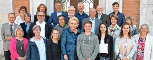 Beim Austausch im Rathaus: Die fachliche Leiterin von Pro Arbeit Rosenheim, Sandra Pawle, (vorne links), Oberbürgermeisterin Gabriele Bauer (vorne Mitte), der Leiter des Sozialamts, Christian Meixner, (Mitte links), Leiterin des Jugendamts Caroline Rapp (Mitte, Zweite von links), stellvertretende Vorstandsvorsitzende von Pro Arbeit Rosenheim, Johanna Mathäser, (Mitte, Vierte von links), Projektleiterin der Qualipaten, Katrin Halden-Spindler, (hinten links), die Geschäftsführerin von Pro Arbeit, Claudia Georgii, mit Qualipaten, Lehrgangsteilnehmer sowie aktiven und ehemaligen Schülern des Qualipatenprojekts.Foto re