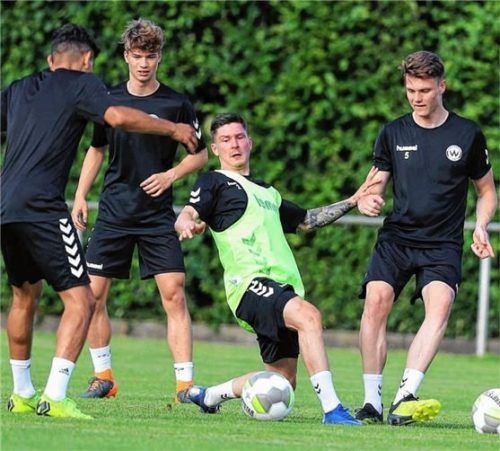 Beim Burghauser Auftakttraining am Ball: Eren Emirgan, Michael Olzok, Andreas Scheidl und Alexander Mankowski (von links).Foto Butzhammer