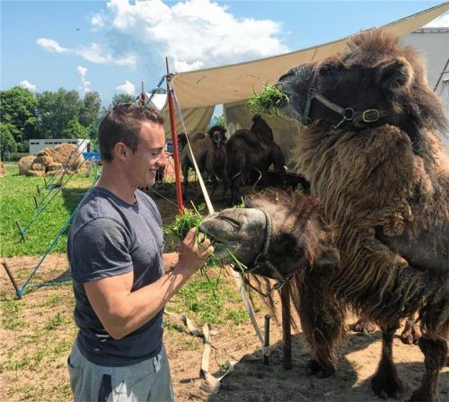 Beim Kamele füttern kann Peter Frank wenige Tage nach dem schweren Unfall schon wieder lächeln. Fotos Kircher