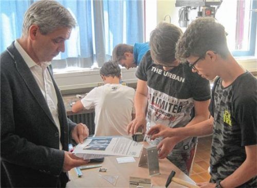 Beim Projektunterricht: Schulleiter Werner Groß mit den Schülern Alexander Glaser (im Vordergrund rechts) und Patrick Buchert.Foto  fischer