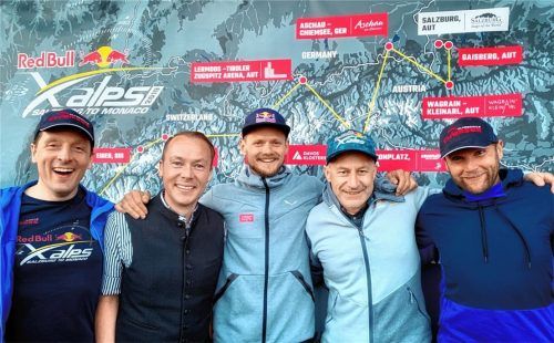 Bereits am Donnerstagabend beim Prolog in Wagrain-Kleinarl gab es ein letztes Abstimmen zwischen der Aschauer Delegation und dem Organisator der Red Bull X-Alps, Ulrich Grill (Vierter von links), und dem teilnehmenden Profiathleten Paul Guschlbauer (Mitte). Tobias Boley (links) und Jochen Maier (rechts) von der Flugschule Chiemsee und Aschaus Tourismuschef Herbert Reiter (Zweiter von links) haben ein abwechslungsreiches Rahmenprogramm für Sonntag und Montag zusammengestellt.Foto  re