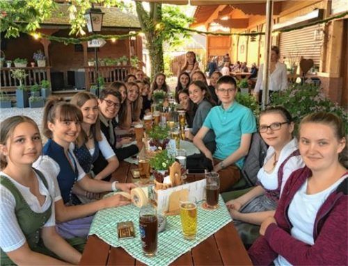 Besuch im Biergarten: Die Schülerinnen der Mädchenrealschule sitzen mit ihren Austauschpartnern aus Frankreich beisammen.Foto re
