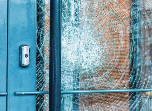 Bleibt in einem Stück: Sicherheitsglas in Form von VSG. Foto Fotolia/Juhku