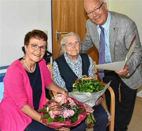 Blumen für das Geburtstagskind: Kirchenpflegerin Ulrike Hierl (links) und der Zweite Bürgermeister der Stadt, Anton Heindl, gratulieren Erika Lipok (Mitte). Foto Schlecker