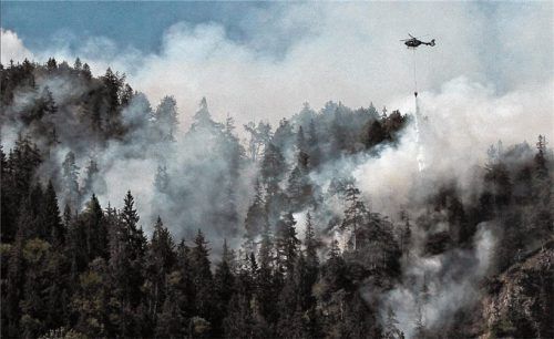Bis heute ist der Waldbrand am Schwarzenberg bei Oberaudorf (unser Bild zeigt die gefährlichen Löscharbeiten) ein Gesprächsthema.Foto re