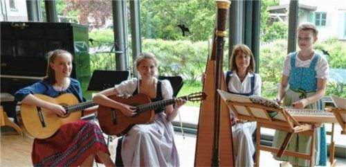 Boten den Zuhörern anspruchsvolle Unterhaltung: Sisi Maurer, Johanna Töpp (Gitarre), Magdalena Gruber (Hackbrett) mit Anni Resch an der Harfe. Foto re