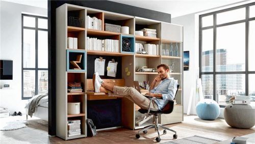 Bücherregal und Arbeitsplatz in einem: Da in Zukunft weniger Raum zur Verfügung stehen wird, sind neue Ideen und Lösungsansätze gefordert. Foto VDM/hülsta