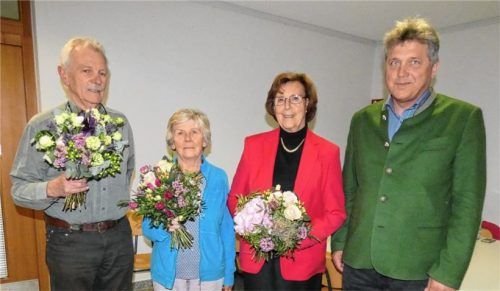 Bürgermeister Bernd Fessler bedankte sich mit einem Blumenstrauß (von rechts) bei Lilo Wallner, Hermine Hammer und Peter Daum für ihre großes ehrenamtliches Engagement im Bereich der ambulanten Krankenpflege in der Gemeinde.Foto Greiner
