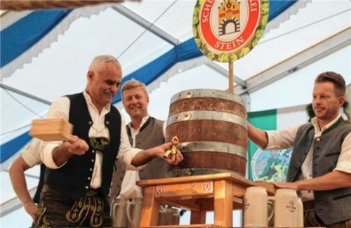 Bürgermeister und Schirmherr Benno Graf zapft an unter den Augen von Braumeister Markus Millkreiter und Außendienstvertriebsleiter Christian Eder