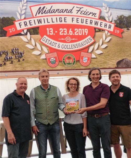 Bürgermeister und Schirmherr Bernhard Hainz (Zweiter von links) nahm die erste Festschrift in Empfang. Die feierliche Übergabe übernahmen die Vorsitzenden von Gstadt, Stephan Lindner (links), und Gollenshausen, Christian Summerer (rechts) sowie Autorin Evi Landinger und Rainer Nackenhorst, der das Heft gestaltet hat. Foto Thümmler