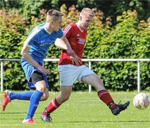 Christian Wallisch (links) erzielte zwei wichtige Treffer beim Sieg, der für Töging II den direkten Klassenerhalt bedeutet.Foto Zucker