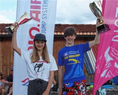 Christina Feicht aus Kiefersfelden und Pirmin Kaiser aus Oberaudorf konnten bei der Gesamtsiegerehrung im Reit im Winkler Freibad die Wanderpokale für den Sieg bei der 51. Mini-Tournee in Empfang nehmen.Foto Hauser