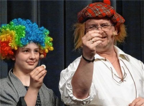 Clown Jason McAllister und seine Tochter Cara unterhielten die Gäste im Großen Saal im Haus der Kultur mit Zaubertricks und Jonglierkünsten.Fotos  Fischer