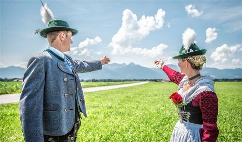 Da geht’s lang zum Gaufest: Diese beiden Mitglieder der aktiven Plattlergruppe freuen sich auf viele Besucher, wenn sich am 11. Juli die Pforten zum größten Trachtenfest in Stadt und Landkreis öffnen. Fotos Aerzbäck