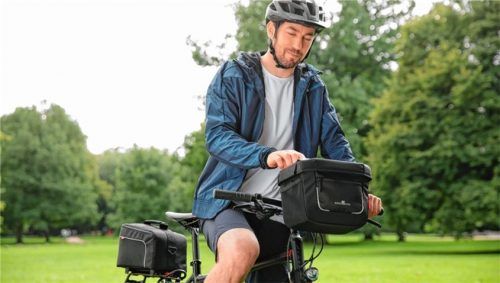 Damit man unterwegs immer gut orientiert ist, kann das Smartphone mit ins Gepäck. Foto djd/www.klickfix.de/Mareen Fischinger
