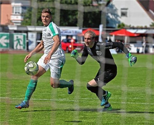 Das 0:1: Gebenbachs Stürmer Marco Seifert trifft nach dem Patzer von 1860-Keeper Mario Stockenreiter.