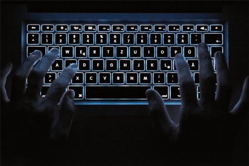 Das Darknet ist nur solange anonym, bis ein Straftäter auffliegt. Dann greift der Dominoeffekt. Foto DPA