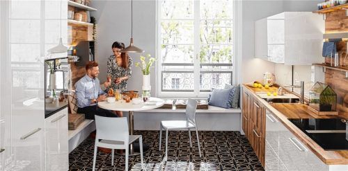 Das glänzend kühle Weiß zusammen mit dem warmen Holz geben dieser Küche das Wohlgefühl.Foto : AMK