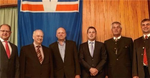 Das Gremium der Raiffeisenbank Tattenhausen-Großkarolinenfeld eG (von links): Vorstand Werner Strasser, Aufsichtsratsvorsitzender Werner Müller, die Aufsichtsräte Johann Baumann, Johann Garnreiter, Ludwig Maier und Vorstand Wolfgang Strasser.Foto  re